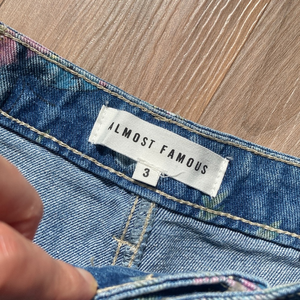Almost Famous distressed Mom jean short raw hem butterfly floral size 3 - Picture 15 of 17